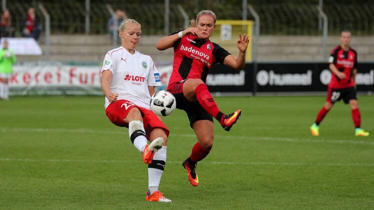 v.li.: Lise Overgaard Munk (Frankfurt, 23), Clara Schöne (Clara Schoene, Freiburg, 27), Zweikampf, Duell, duel, tackle, tackling, Dynamik, Action, Aktion, Fussball, Allianz Frauen-Bundesliga, SC Freiburg - 1. FFC Frankfurt, xozx