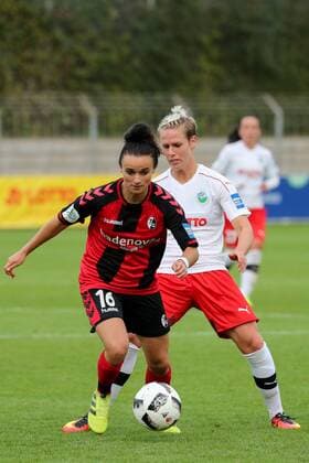 v.li.: Lina Maria Magull (Freiburg, 16), Sophie Schmidt (Frankfurt, 12), Zweikampf, Duell, duel, tackle, tackling, Dynamik, Action, Aktion, Fussball, Allianz Frauen-Bundesliga, SC Freiburg - 1. FFC Frankfurt, xozx