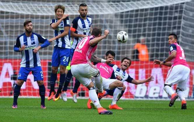 Pierre-Michel Lasogga (HSV), beim Freistoss, hinten Marvin Plattenhardt (Hertha BSC), Genki Haraguchi (Hertha BSC), Vedad Ibisevic (Hertha BSC), in der Mauer Hertha BSC Berlin - HSV, Hamburger Sportverein 1. Bundesliga 2016 2017, 1. BL, 1. Bundesliga, DFL, Fußball, Fussball, soccer, Herren, Männer, Maenner, Deutschland, Germany, Ergebnis Berlin, 1.10.2016, Olympiastadion