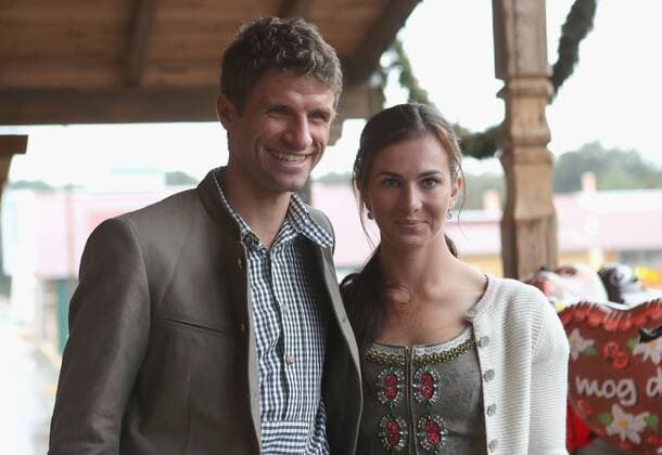 Thomas MUELLER (MÜLLER,Bayern Muenchen) mit Ehefrau Lisa, Fussball FC Bayern Muenchen, traditioneller Oktoberfestbesuch in der Kaefer Schenke, am 02.10.2016 in Muenchen Deutschland.