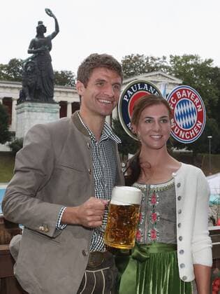 Thomas MUELLER (MÜLLER,Bayern Muenchen) mit Ehefrau Lisa, Fussball FC Bayern Muenchen, traditioneller Oktoberfestbesuch in der Kaefer Schenke, am 02.10.2016 in Muenchen Deutschland.