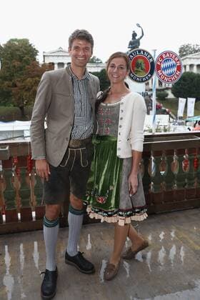 Thomas MUELLER (MÜLLER,Bayern Muenchen) mit Ehefrau Lisa, Fussball FC Bayern Muenchen, traditioneller Oktoberfestbesuch in der Kaefer Schenke, am 02.10.2016 in Muenchen Deutschland.