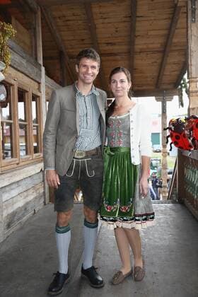 Thomas MUELLER (MÜLLER,Bayern Muenchen) mit Ehefrau Lisa, Fussball FC Bayern Muenchen, traditioneller Oktoberfestbesuch in der Kaefer Schenke, am 02.10.2016 in Muenchen Deutschland.