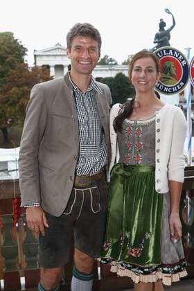 Thomas MUELLER (MÜLLER,Bayern Muenchen) mit Ehefrau Lisa, Fussball FC Bayern Muenchen, traditioneller Oktoberfestbesuch in der Kaefer Schenke, am 02.10.2016 in Muenchen Deutschland.