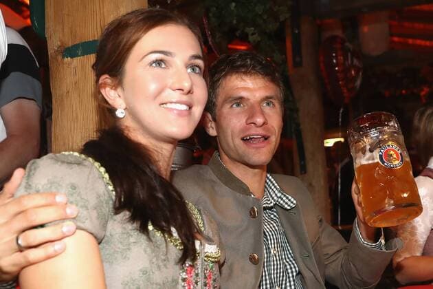 Thomas MUELLER (MÜLLER,Bayern Muenchen) mit ehefrau Lisa,Masskrug,Mass Bier. Fussball FC Bayern Muenchen, traditioneller Oktoberfestbesuch in der Kaefer Schenke, am 02.10.2016 in Muenchen Deutschland.