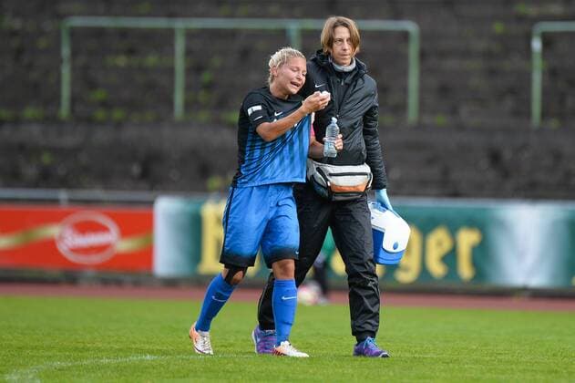 Bild zeigt: Lena Ripperger (1. FC Saarbruecken) wird nach Verletzung nach draußen geführt, Schmerzen, Weinen Saarbruecken, Deutschland, 09.10.2016 - Fussball, Frauenfussball, 1. FC Saarbrücken - Bayer 04 Leverkusen, Fussball, Frauenfussball, 1. FC Saarbrücken - Bayer 04 Leverkusen, xKLx
