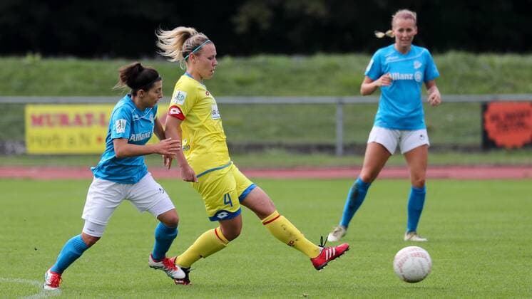 v.li.: Anja Selensky (Sindelfingen, 8), Kristin Demann (TSG, 4), Zweikampf, Duell, duel, tackle, tackling, Dynamik, Action, Aktion, Fussball, DFB-Pokal der Frauen, VfL Sindelfingen - TSG 1899 Hoffenheim, xozx