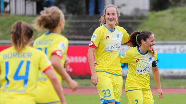v.li.: Fabienne Dongus (TSG, 33), Torschützin Martina Moser (TSG, 7) jubeln über das Tor zum 0:2, Jubel, Torjubel, Torerfolg, celebrate the goal, goal, celebration, Jubel ueber das Tor, optimistisch, Action, Aktion, Fussball, DFB-Pokal der Frauen, VfL Sindelfingen - TSG 1899 Hoffenheim, xozx