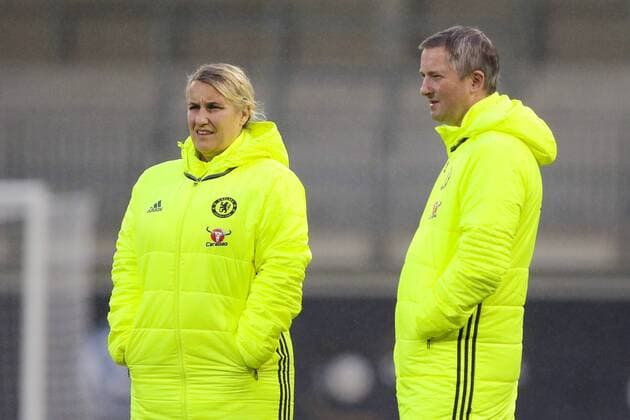 vl Emma Hayes (Chelsea, Trainerin, coach) mit Co-Trainer assistant coach Paul Green, stehen im Regen, englisches Wetter, rainy weather, British weather, Fussball, UEFA Women s Champions League, Abschlusstraining Chelsea FC, xtgx