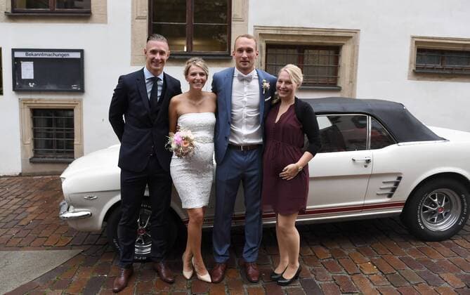 Fussball, Herren, Saison 2016 17, 1. FC Union Berlin, Standesamtliche Hochzeit von Toni Leistner (1. FC Union) und Josefin in Oschatz (Sachsen), v. l. Sebastian Polter (Trauzeuge von Toni), Braut Josefin, Toni Leistner, Steffi (Trauzeugin von Josefin), 08.10. 2016,