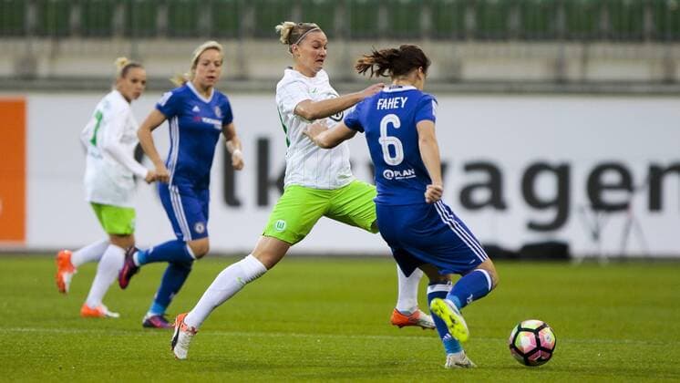 vl Alexandra Popp (Alex Popp, Wolfsburg, 11), Niamh Fahey (Chelsea, 6) Zweikampf, Duell, duel, tackle, Dynamik, Action, Aktion, Fussball, UEFA Women s Champions League, VfL Wolfsburg - Chelsea Ladies FC, xtgx
