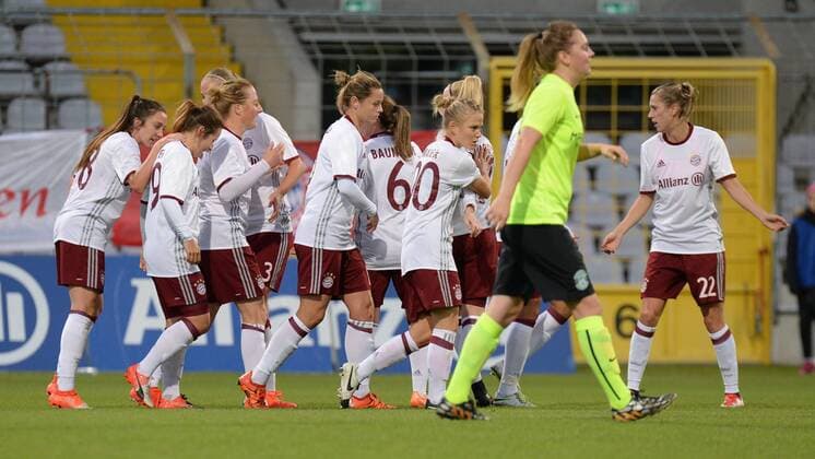 Fußball, Damen, CL, Bayern München - Hibernian Edinburgh v.li.: Lisa Evans (FC Bayern München, FCB, 18) Nicole Rolser (FC Bayern München, FCB, 29) Melanie Behringer (FC Bayern München, FCB, 7) Caroline Abbe (FC Bayern München, FCB, 5) Nora Holstad Berge (FC Bayern München, FCB, 15) Katharina Baunach (FC Bayern München, FCB, 6) Leonie Maier (FC Bayern München, FCB, 20) Stefanie van der Gragt (FC Bayern München, FCB, 3) Simone Laudehr (FC Bayern München, FCB, 21) mit Torjubel, Jubel, Torjubel, Torerfolg, celebrate the goal, goal, celebration, Jubel ueber das Tor zum 2:0 durch Lisa Evans (FC Bayern München, FCB, 18) , optimistisch, Action, Aktion , Fussball, UEFA Women s Champions League, FC Bayern München - Hibernian Ladies FC Edinburgh, xslx
