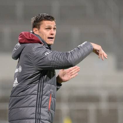Trainer Thomas Wörle (Coach Thomas Woerle, FC Bayern München, FCB) gibt Anweisungen, gestikuliert, mit den Armen gestikulieren, gives instructions, gesticulate Einzelbild, Aktion, Action , Fussball, UEFA Women s Champions League, FC Bayern München - Hibernian Ladies FC Edinburgh, xslx
