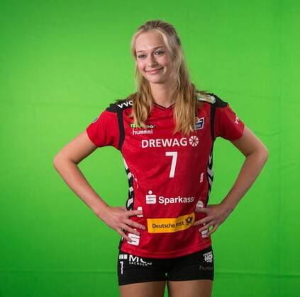 Dominika Strumilo, Mannschaftsfoto, Teamfoto, Shooting in der Gläsernen Manufaktur von Volkswagen in Dresden, 12.10.2016, Dresdner SC, Volleyball, 1. Bundesliga Frauen, 1. Liga, DSC, Saison 2016 2017,