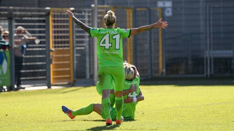 Spielerinnen des VfL Wolfsburg jubeln über das Tor zum 1:1, Jubel, Torjubel, Torerfolg, celebrate the goal, goal, celebration, Jubel ueber das Tor, optimistisch, Action, Aktion, Fussball, Allianz Frauen-Bundesliga, TSG 1899 Hoffenheim - VfL Wolfsburg, xozx