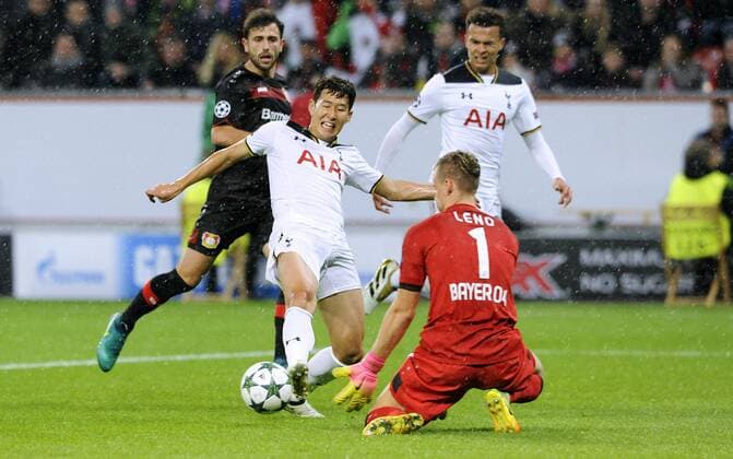 Fussball, UEFA Champions League, Herren, Saison 2016 2017, Gruppe E, 3. Spieltag, BayArena Leverkusen, Bayer Leverkusen (schwarz) - Tottenham Hotspurs (weiss); Heung-Min Son (Tottenham), Bernd Leno (Leverkusen), dahinter Admir Mehmedi (Leverkusen), Dele Alli (Tottenham), Aktion.