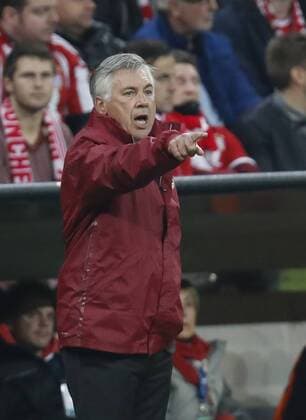 Trainer Cheftrainer Carlo Ancelotti (FCB) Halbfigur, Freisteller , Aktion, Einzelbild, Portrait, Portraet, Einzelaktion gestikuliert und gibt Anweisungen, Aktion, Einzelbild, Gestik, Geste, Handbewegung, zeigen, deuten FC BAYERN MUENCHEN - PSV EINDHOVEN Gruppenphase, Fussball UEFA Champions League, Muenchen, 19.10.2016 CL Saison 2016 2017