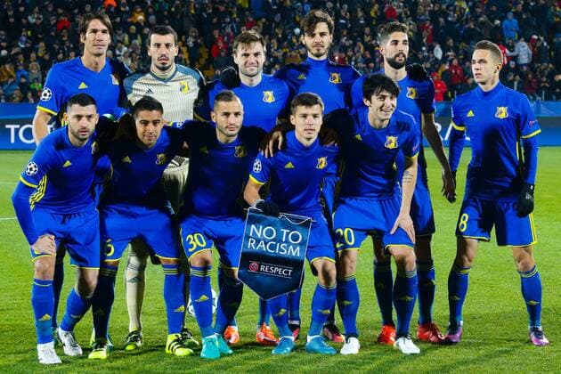 Fußball, CL, FK Rostow - Atletico Madrid ROSTOV-ON-DON, RUSSIA - OCTOBER 19, 2016: Rostov s Alexandru Gatcan, Christian Noboa, Fyodor Kudryashov, Dmitry Poloz, Sardar Azmoun (L-R front), Cesar Navas, goalkeeper Soslan Dzhanayev, Vladimir Granat, Alexander Yerokhin, Miha Mevlja and Igor Kireyev (L-R background) pose for a group photograph ahead of the 2016-17 Season UEFA Champions League Group D Round 3 football match against Atletico Madrid at the Olimp-2 Stadium. Valery Matytsin TASS TS034F2E