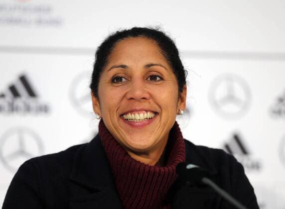 Frauen DFB; Länderspiel, , 22.10.2016, deutsche Nationalmannschaft, Deutschland - Österreich v.l. Trainerin Steffi Jones, DFB - Frauen, PK, Pressekonferenz, nach spiel, Portrait,