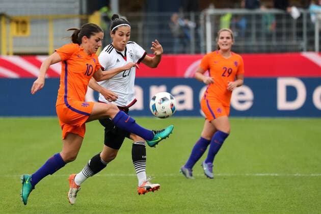 v.li.: Danielle van de Donk (Niederlande), Sara Doorsoun (DFB, 27), Zweikampf, Duell, duel, tackle, tackling, Dynamik, Action, Aktion, Fussball, Frauen, Länderspiel, Deutschland - Niederlande, xozx