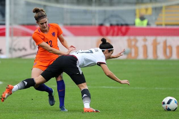 v.li.: Tessel Middag (Niederlande), Sara Doorsoun (DFB, 27), Zweikampf, Duell, duel, tackle, tackling, Dynamik, Action, Aktion, Fussball, Frauen, Länderspiel, Deutschland - Niederlande, xozx