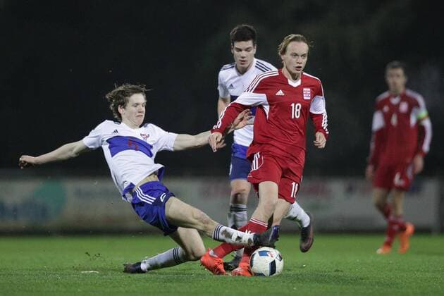 Fussball U17 U 17 EM Quali 2016 - 2017 26.10.2016, Fussball U17 EM Qualifikation, EM Qualifiers, 2016-2017, Luxemburg, Niederkorn, Stade Jos Haupert, Luxembourg U17, Luxemburg U17 (LUX) - Färöer Inseln, Iles Ferore (FO) vl: Magnus Holm Jacobsen (Faroe Islands, Faeroeer Inseln 6) - Ryan Johansson (Luxemburg 18)