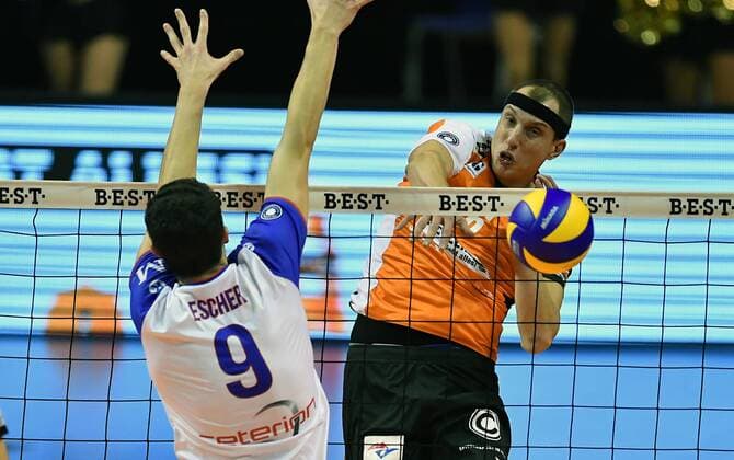 Felix Fischer (BR Volleys), beim Schmetterball, vorne Georg Fischer, Uinted BR Volleys Berlin - United Volleys RheinMain Deutsche Volleyball Liga, Saison 2016 2017, Herren, Männer, Männer, men, Volleyball, Deutschland, Germany, Max-Schmeling-Halle Berlin, 27.10.2016