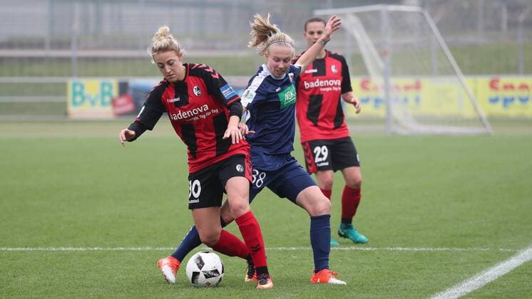 v.li.: Carolin Simon (Freiburg, 30), Laura Lindner (Potsdam, 38), Zweikampf, Duell, duel, tackle, tackling, Dynamik, Action, Aktion, Fussball, Allianz Frauen-Bundesliga, SC Freiburg - 1. FFC Turbine Potsdam, xozx