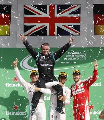 British driver Lewis Hamilton (C), first qualified, German Nico Rosberg (L), second qualified, and German Sebastian Vettel (R), third qualified, celebrate with Mercedes Benz coordinatior Tony Walton (up) after Mexico s Formula One Grand Prix, held at Autodromo Hermanos Rodriguez, in Mexico City, Mexico, 30 October 2016. Mexico s Formula One Grand Prix !ACHTUNG: NUR REDAKTIONELLE NUTZUNG! MEX134 74177738st