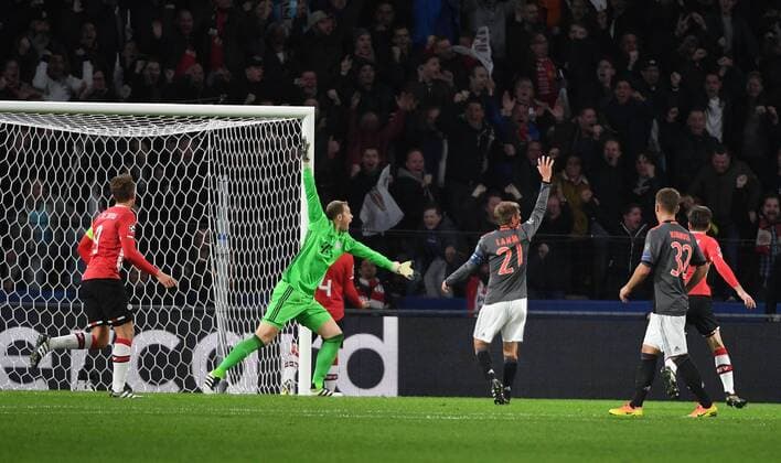 01.11.2016, xjhx, Fussball Champions League, PSV Eindhoven - FC Bayern Muenchen, emspor, v.l. Manuel Neuer (FC Bayern Muenchen), Davy Proepper (PSV Eindhoven), Santiago Arias (PSV Eindhoven), Philipp Lahm (FC Bayern Muenchen) Goal scored, Tor zum 1:0 gibt Anweisungen, gestikuliert, mit den Armen gestikulieren gives instructions, gesticulate. Eindhoven