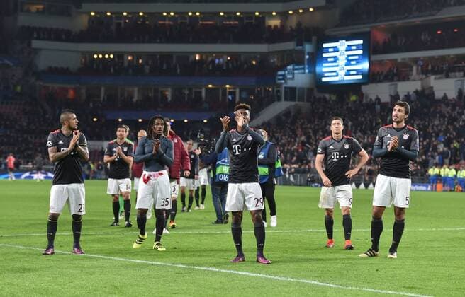 01.11.2016, Fussball UEFA Champions League 2016 17, Vorrunde, 4. Spieltag, PSV Eindhoven - FC Bayern Muenchen, ayerns Spieler feiern den Sieg, v.re., Mats Hummels (FC Bayern Muenchen), Robert Lewandowski (Bayern Muenchen), Kingsley Coman (Bayern Muenchen), Renato Sanches (Bayern Muenchen), Arturo Vidal (Bayern Muenchen)