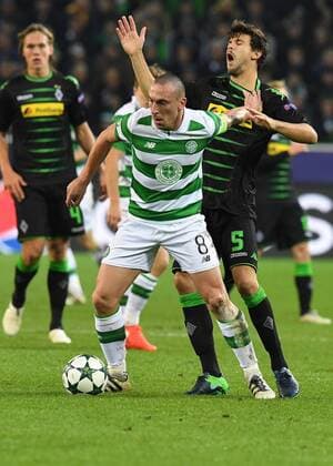 Fussball,UEFA Champions League 2016 2017, Spieltag 4, Borussia Mönchengladbach - Celtic FC, 01.11.2016, Stadion im Borussia Park, Mönchengladbach, Scott Brown, Celtic FC, Tobias Strobl Mönchengladbach,