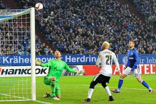 GER, Europa League, FC Schalke 04 vs FK Krasnodar 03.11.2016, Veltins-Arena, Gelsenkirchen, GER, Europa League, FC Schalke 04 vs FK Krasnodar, im Bild Ricardo Laborde ( Krasnodar 21 ), Mitte schiesst den Ball aus kurzer Distanz über das Tor von Torhüter Ralf Fährmann Faehrmann ( Schalke 1 ), links Foto © nordphoto Treese nordphotoxTreese