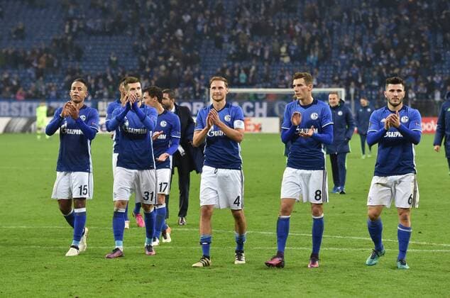 03.11.2016, Fussball UEFA Europa League, 2016 17, 4. Spieltag, FC Schalke 04 - FK Krasnodar, chalkes Spieler feiern den Sieg, v.re., Sead Kolasinac (Schalke 04), Leon Goretzka (Schalke 04), Benedikt Hoewedes, Benedikt Höwedes (Schalke 04), Matija Nastasic (FC Schalke 04), Dennis Aogo (Schalke 04)