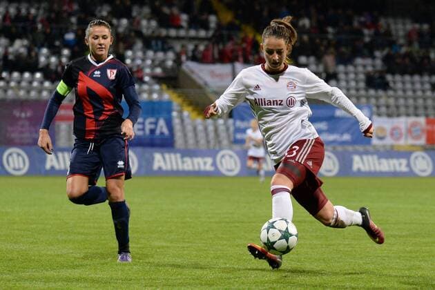 v.li.: Anna KOZHNIKOVA (FK Rossiyanka, Rossijanka, 3) Sara Ilonka Däbritz (Sara Daebritz, FC Bayern München, FCB, 33) im Zweikampf, Duell, duel, tackle, Dynamik, Action, Aktion , Fussball, UEFA Women s Champions League, FC Bayern München - FK Rossiyanka, xslx