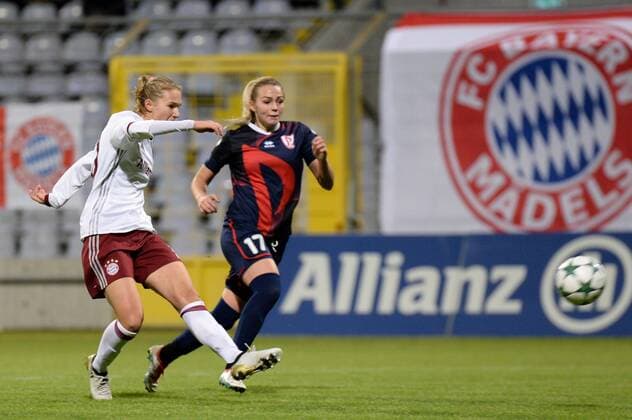 v.li.: Vivianne Miedema (FC Bayern München, FCB, 10) Torschützin zum 3:0, scores the goal, Tor, Goal, Torerfolg, Action, Aktion, Kseniya KOVALENKO (FK Rossiyanka, Rossijanka, 17), Fussball, UEFA Women s Champions League, FC Bayern München - FK Rossiyanka, xslx
