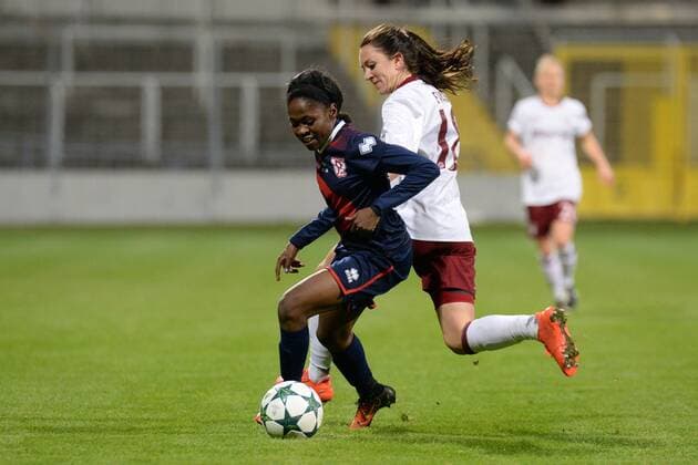 v.li.: Gabrielle ONGUENE (FK Rossiyanka, Rossijanka, 57) Lisa Evans (FC Bayern München, FCB, 18) im Zweikampf, Duell, duel, tackle, Dynamik, Action, Aktion, Fussball, UEFA Women s Champions League, FC Bayern München - FK Rossiyanka, xslx
