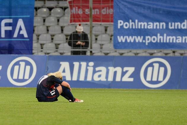 v.li.: Kseniya KOVALENKO (FK Rossiyanka, Rossijanka, 17) sitzt nach Spielende enttäuscht auf dem Rasen , enttäuscht schauend, Enttäuschung, Frustration, disappointed, pessimistisch, Freisteller, Einzelbild, Aktion, Action, Fussball, UEFA Women s Champions League, FC Bayern München - FK Rossiyanka, xslx