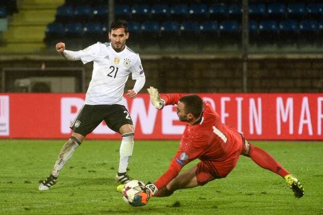 Fussball, Herren, Saison 2016 17, WM-Qualifikation (Gruppe C, 4. Spieltag) in San Marino, San Marino - Deutschland, Ilkay Gündogan (Nr. 21, Deutschland), TW Aldo Simoncini (Nr. 1, San Marino) , 11.11.16,