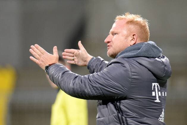 v.li.: Trainer Heiko Vogel (FC Bayern München) gibt Anweisungen, gestikuliert, mit den Armen gestikulieren, gives instructions, gesticulate Einzelbild, Aktion, Action, Fussball, Regionalliga Bayern, FC Bayern München II - SV Seligenporten, xslx