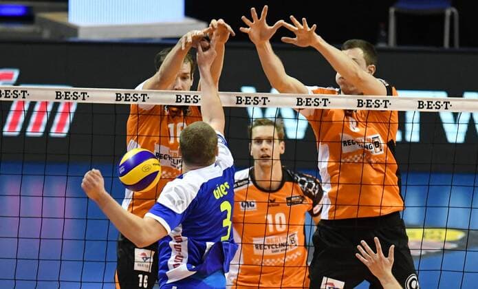Gies, Oliver (Solingen), vorne, hinten Wouter ter Maat (BR Volleys), Sebastian Kühner (BR Volleys), Graham Vigrass (BR Volleys), BR Volleys Berlin - TSD Solingen Volleys Deutsche Volleyball Liga, Saison 2016 2017, Herren, Männer, Männer, men, Volleyball, Deutschland, Germany, Max-Schmeling-Halle Berlin, 13.11.2016