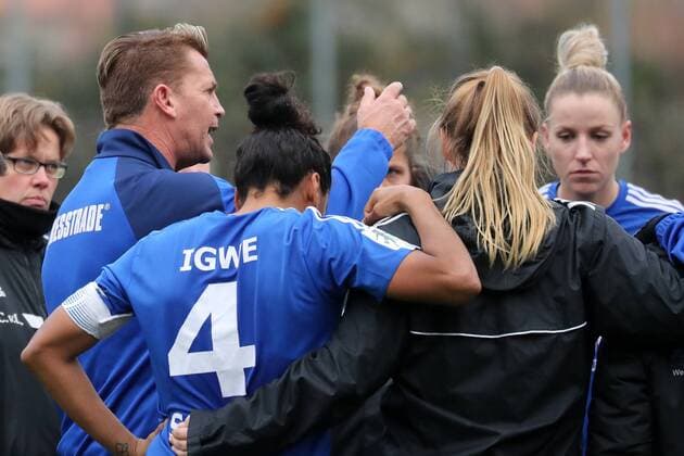 Colin Bell (Trainer, Sand) bei der Teambesprechung nach der Niederlage, enttäuscht schauend, Enttäuschung, Frustration, disappointed, pessimistisch, Ansprache, Mannschaftsbesprechung, Analyse, Besprechung, nach dem Spiel, Fussball, Allianz Frauen-Bundesliga, SC Freiburg - SC Sand, xozx