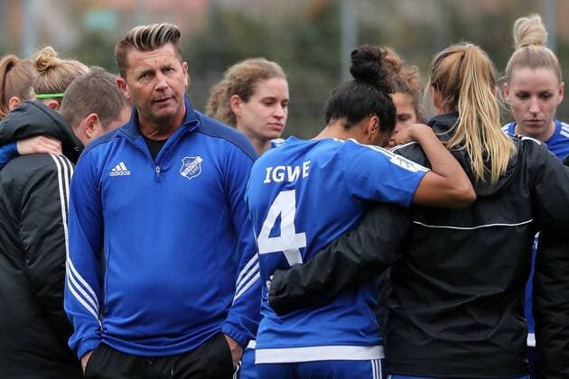 Colin Bell (Trainer, Sand) bei der Teambesprechung nach der Niederlage, enttäuscht schauend, Enttäuschung, Frustration, disappointed, pessimistisch, Ansprache, Mannschaftsbesprechung, Analyse, Besprechung, nach dem Spiel, Fussball, Allianz Frauen-Bundesliga, SC Freiburg - SC Sand, xozx