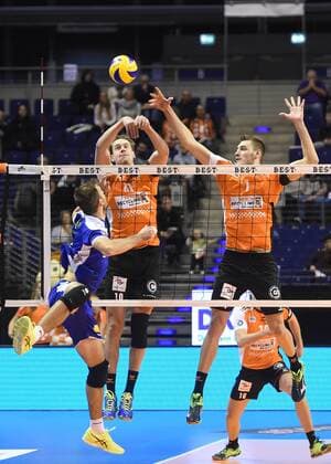 Volleyball, Herren, Saison 2016 17, 1. Bundesliga, 4. Spieltag, BR Volleys - TSG Solingen Volleys, Ziga Zupanc (Nr. 12, TSG Solingen Volleys), Sebastian Kühner (Nr. 10, Berlin Recycling Volleys), Aleksandar Okolic (Nr. 1, Berlin Recycling Volleys)13.11.16,