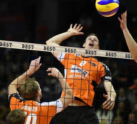 Graham Vigrass (BR Volleys), beim Schmetterball, links Sebastian Kühner (BR Volleys), BR Volleys Berlin - TSD Solingen Volleys Deutsche Volleyball Liga, Saison 2016 2017, Herren, Männer, Männer, men, Volleyball, Deutschland, Germany, Max-Schmeling-Halle Berlin, 13.11.2016