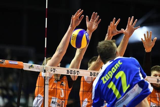 Zupanc, Ziga (Solingen), vorne, hinten Wouter ter Maat (BR Volleys), Aleksandar Okolic (BR Volleys), Ruben Schott (BR Volleys), BR Volleys Berlin - TSD Solingen Volleys Deutsche Volleyball Liga, Saison 2016 2017, Herren, Männer, Männer, men, Volleyball, Deutschland, Germany, Max-Schmeling-Halle Berlin, 13.11.2016