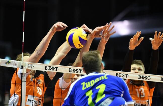 Zupanc, Ziga (Solingen), vorne, hinten Wouter ter Maat (BR Volleys), Aleksandar Okolic (BR Volleys), Ruben Schott (BR Volleys), BR Volleys Berlin - TSD Solingen Volleys Deutsche Volleyball Liga, Saison 2016 2017, Herren, Männer, Männer, men, Volleyball, Deutschland, Germany, Max-Schmeling-Halle Berlin, 13.11.2016