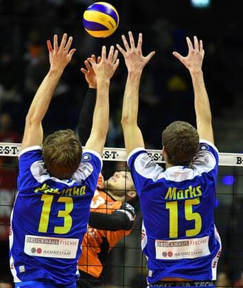 Ruben Schott (BR Volleys), hinten, vorne Pietzonka, Dirk und Marks, Christoph (Solingen), BR Volleys Berlin - TSD Solingen Volleys Deutsche Volleyball Liga, Saison 2016 2017, Herren, Männer, Männer, men, Volleyball, Deutschland, Germany, Max-Schmeling-Halle Berlin, 13.11.2016