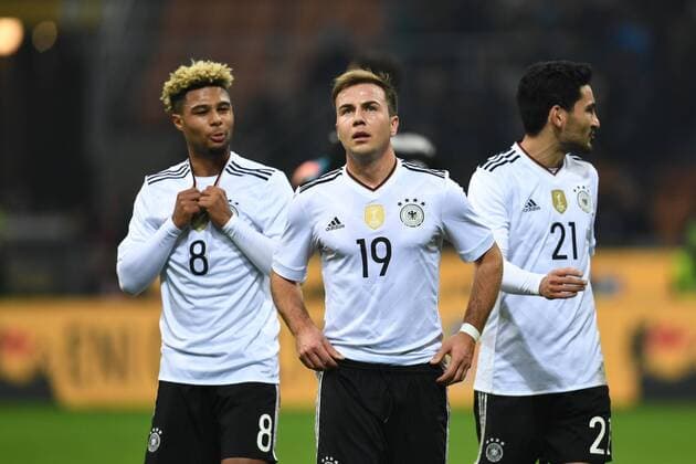 Fussball, Herren, Saison 2016 2017, Länderspiel in Mailand, Italien - Deutschland, Jubel nach dem Abpfiff, Serge Gnabry (Nr. 8, Deutschland), Mario Götze (Nr. 19, Deutschland), Ilkay Gündogan (Nr. 21, Deutschland), 15.11.2016,