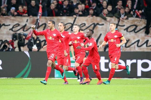 Leverkusen - RB Leipzig Fußball Bundesliga Leverkusen, 18.11.2016, BayArena, Fußball, 1.BL, GER, 11.Spieltag , Bayer 04 Leverkusen vs. RB Leipzig , Im Bild, v.l.: Marvin Compper, Yussuf Poulsen, Marcel Sabitzer, Naby Keita und Willi Orban (alle RB Leipzig), Torjubel nach dem 1:1 Ausgleich. ,